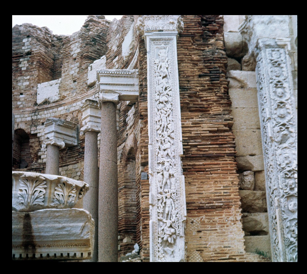 Pilasterit Severanin basilikassa tekijältä Roman