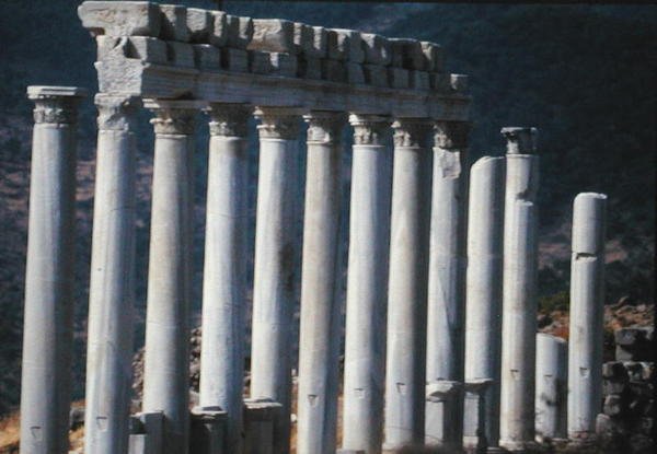 Trajanuksen temppelin rauniot tekijältä Roman