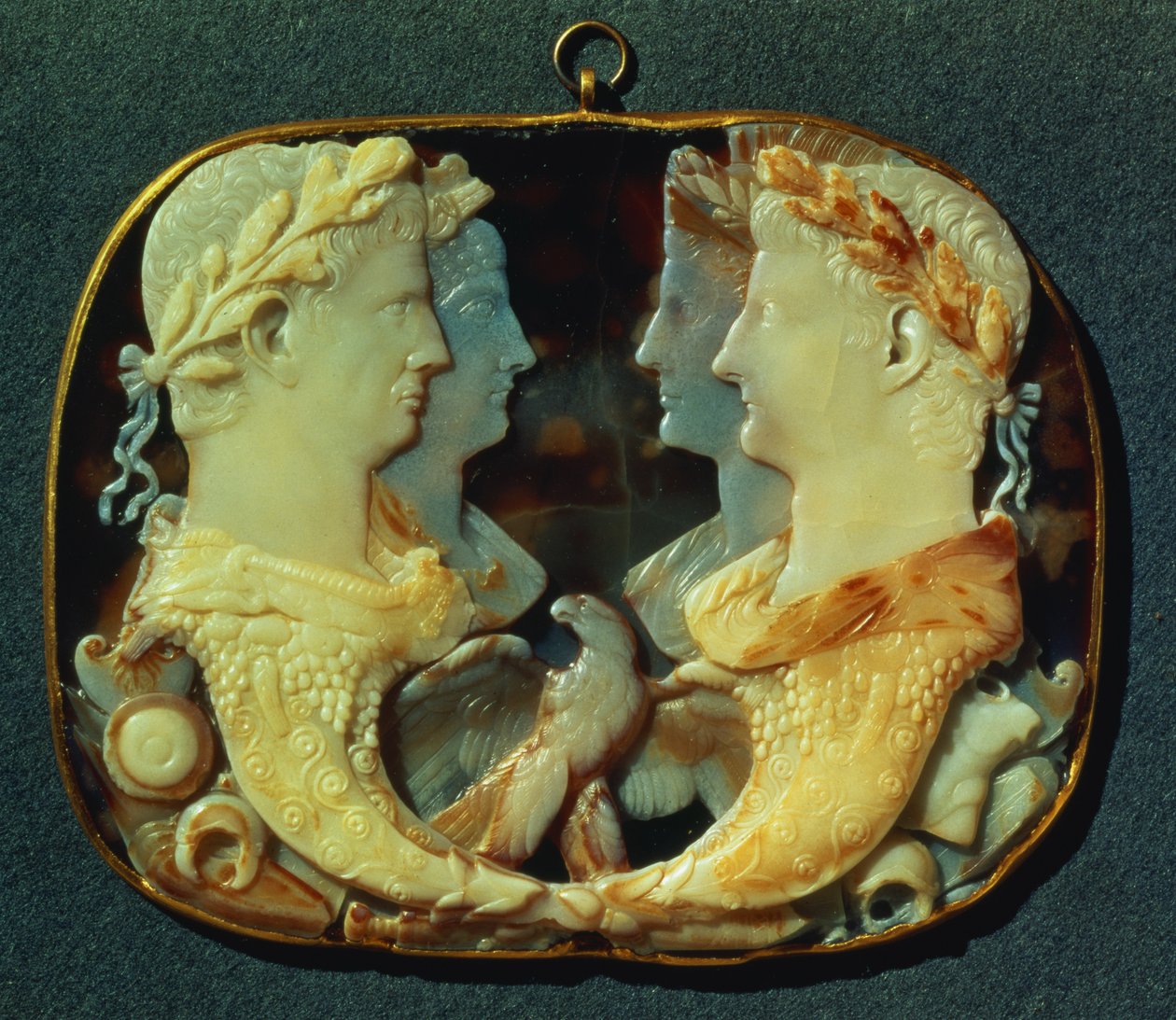 Gemma Claudia, cameo, jossa on neljän Rooman keisarin profiilit, vasemmalla: Claudius ja hänen vaimonsa Agrippina nuorempi, oikealla: Germanicus ja hänen vaimonsa Agrippina vanhempi, 1. vuosisadan (viisikerroksinen sar) tekijältä Roman
