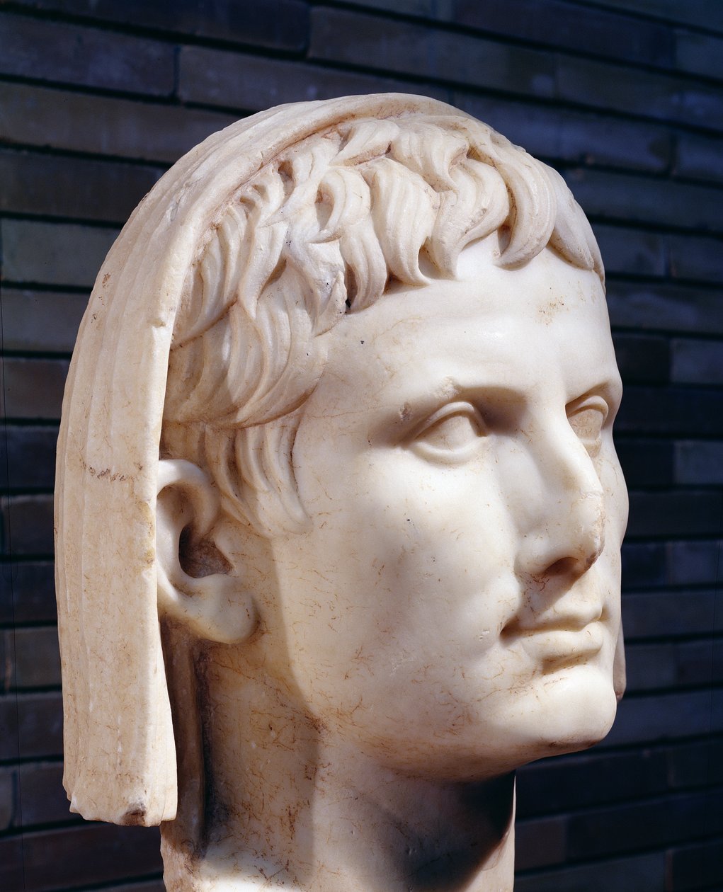 Keisari Augustuksen verhottu pää (marmori) tekijältä Roman