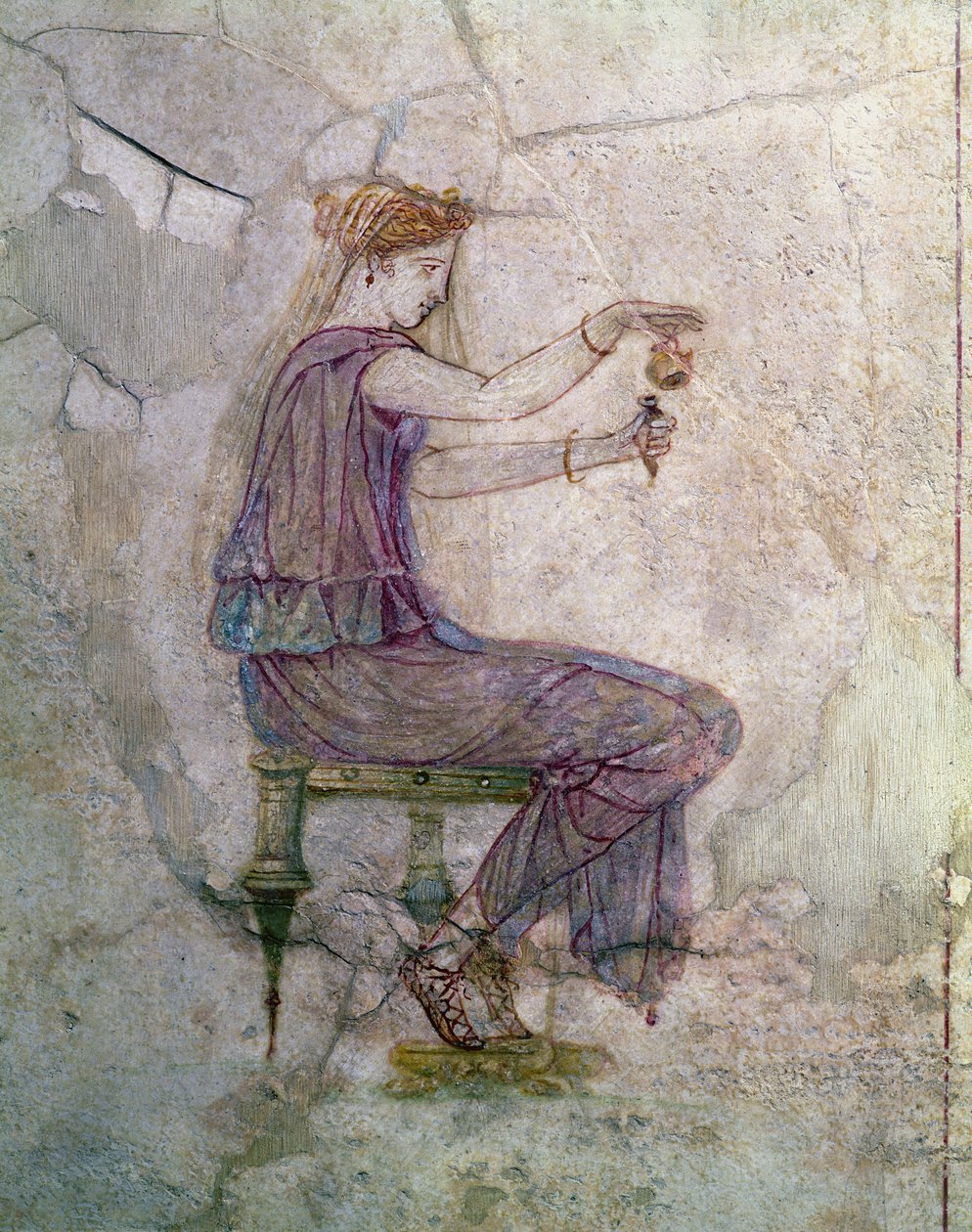 Nainen kaataa hajuvettä pulloon tekijältä Roman