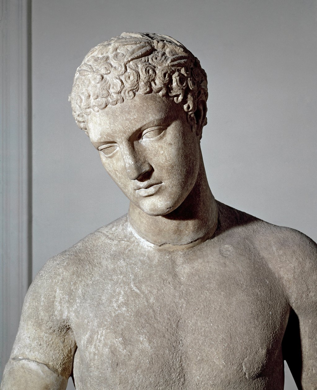 Bokseri (veistos tekijältä Roman