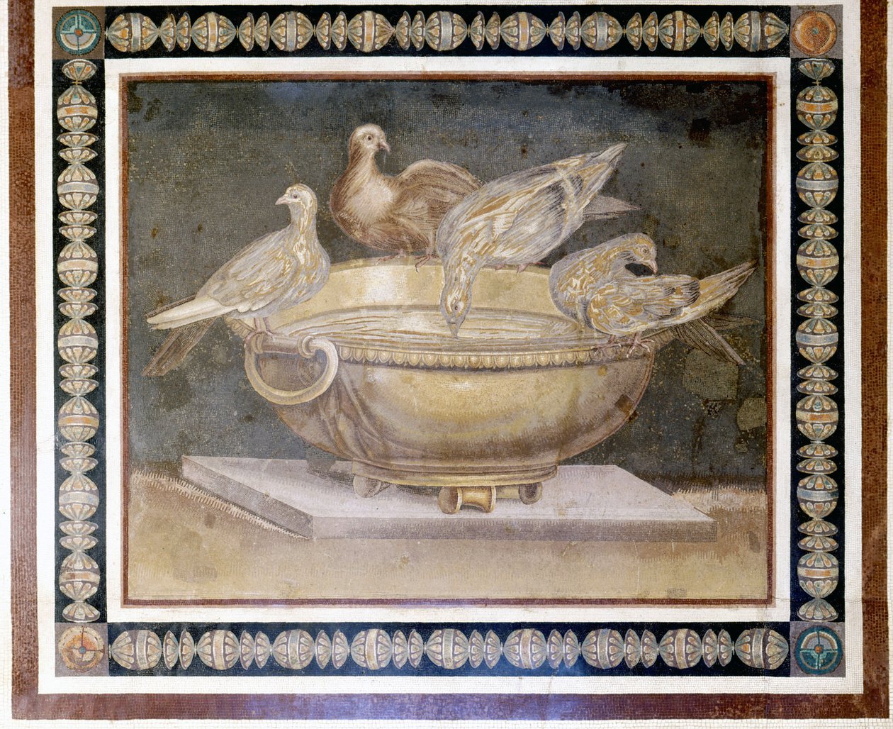 Roomalainen mosaiikki, joka edustaa 4 kyyhkystä. tekijältä Roman Roman