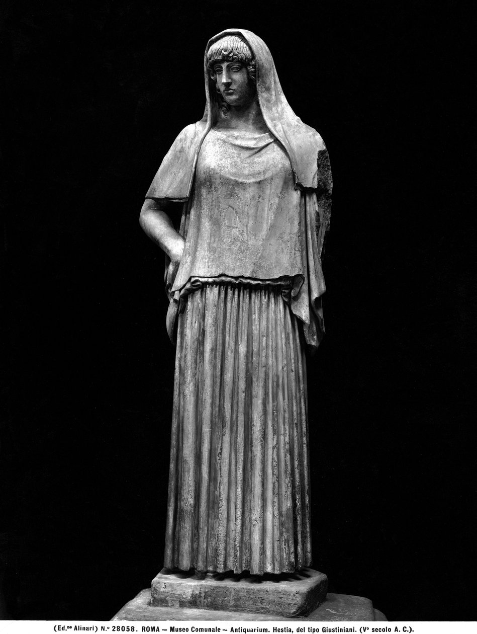 Hestian patsas (marmori) tekijältä Roman Roman