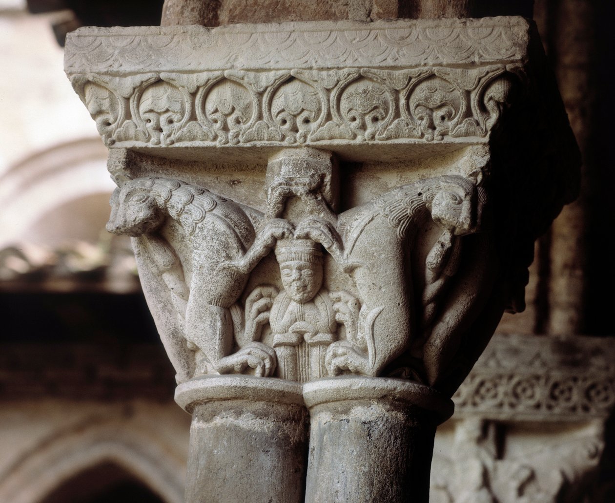 Danielia edustava pääoma leijonan luolassa (veistos tekijältä Romanesque