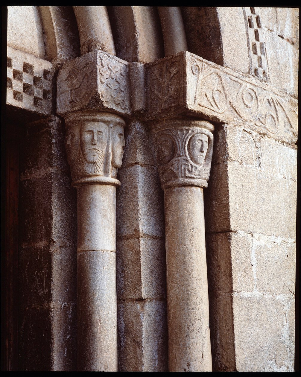 Kirkon pääkaupungit tekijältä Romanesque