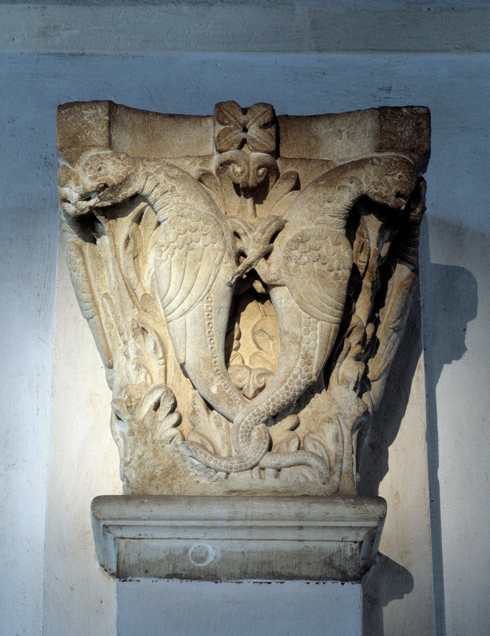 Monsters, kuoron pääkaupunki (veistos tekijältä Romanesque