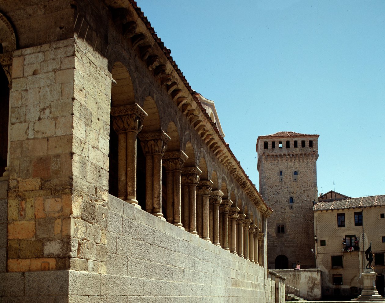 Näkymä kirkolle tekijältä Romanesque