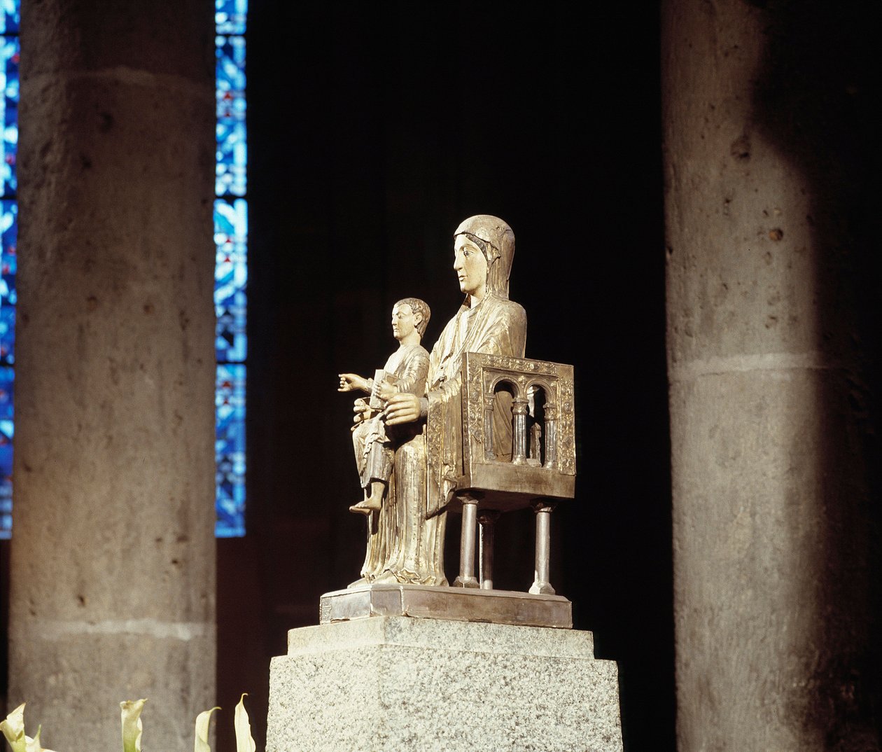 Neitsyt ja lapsi (veistos) tekijältä Romanesque