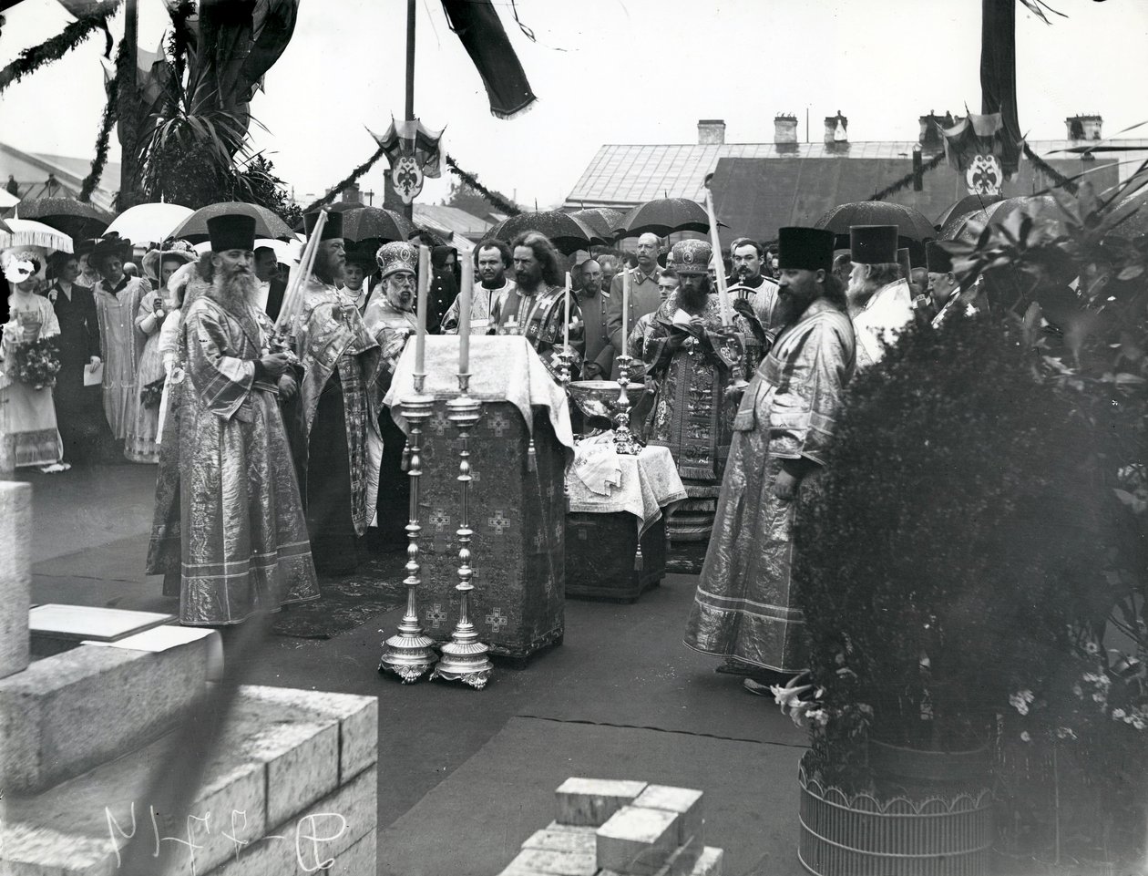 Molebiini Pietarissa, 1900-luvun alussa tekijältä Russian Photographer