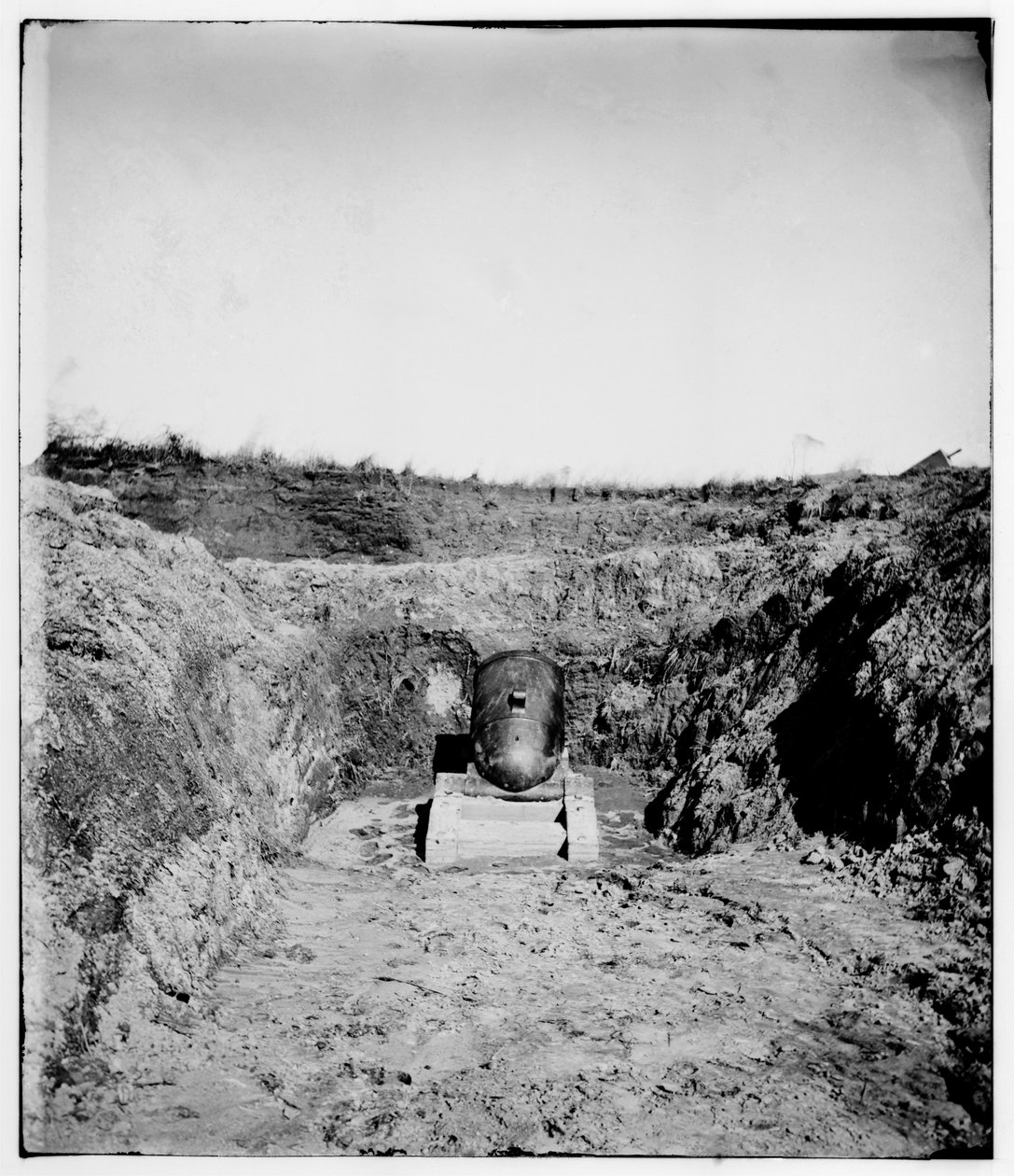 Mired Confederate kranaatinheitin Fort McAlisterissa, lähellä Savannahia Georgiassa, 1864 tekijältä Samuel A. Cooley