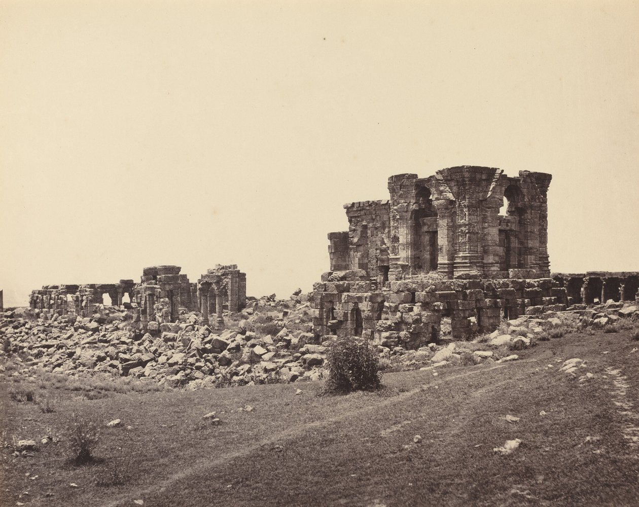 Martandin rauniot kaakosta, n. 1870. tekijältä Samuel Bourne