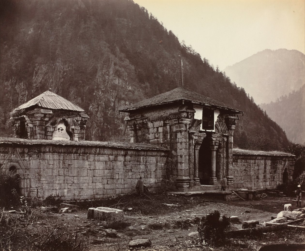 Temppeli Navesherassa, Kashmirissa, Intiassa, 1864. tekijältä Samuel Bourne