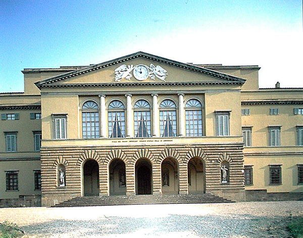 Näkymä julkisivusta (kuva) tekijältä School Italian