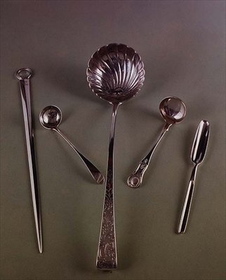 Varras: McKay, Edinburgh, 1851; keittokauha, Christopher Haines, Dublin, 1774; Kings pattern sauce ladle, J.McKay, Edinburgh, 1851; luuydinkauha, noin 1750 (hopea). tekijältä Scottish School