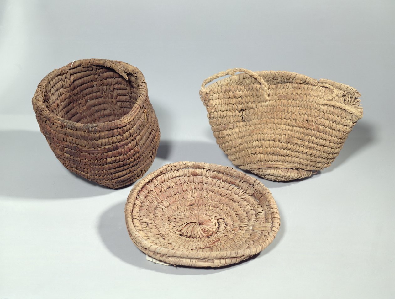 Kaksi koria ja kansi (kudotut palmunlehdet) tekijältä Second Intermediate Period Egyptian