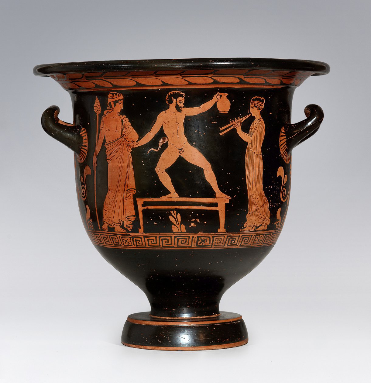Satyr tanssii Apulian krateria, noin 420-410 eKr. tekijältä Sisyphus Painter