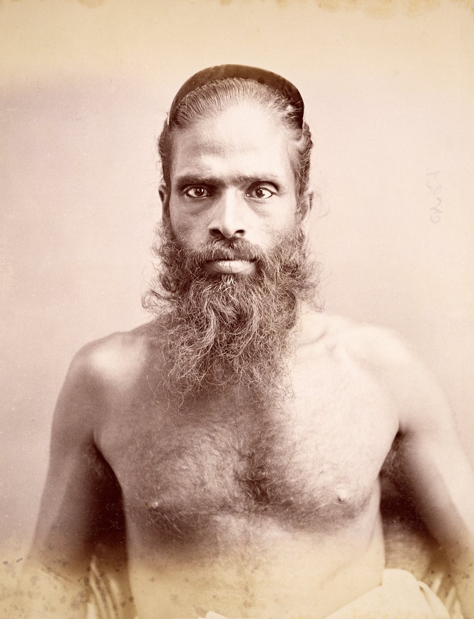 Sinhalese Man, julkaistu noin 1880 (albumiprintti) tekijältä Skeen and Co.