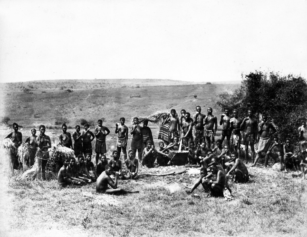 Zulusryhmä, jolla on Scouff, n. 1895 tekijältä South African Photographer