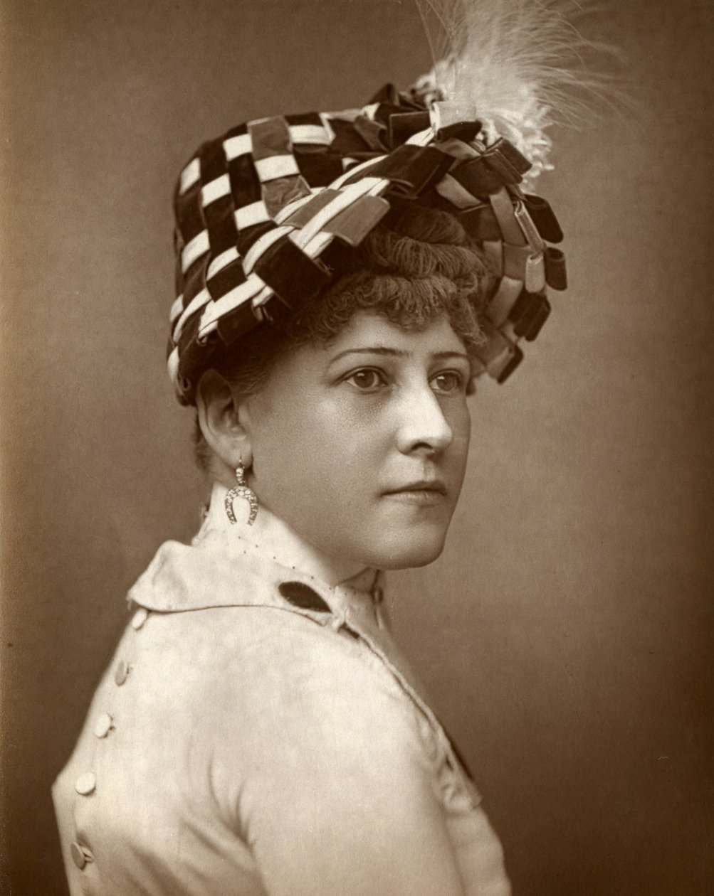Kate Munroe, näyttelijä, 1883 tekijältä St James