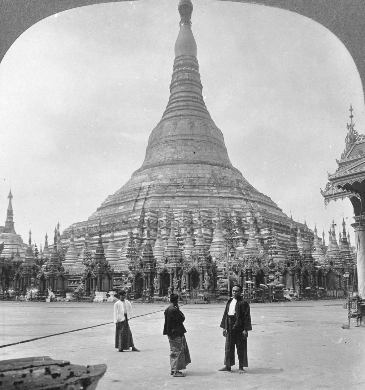 Shwedagon Pagoda, Rangoon, Burma, 1908 tekijältä Stereo Travel Co
