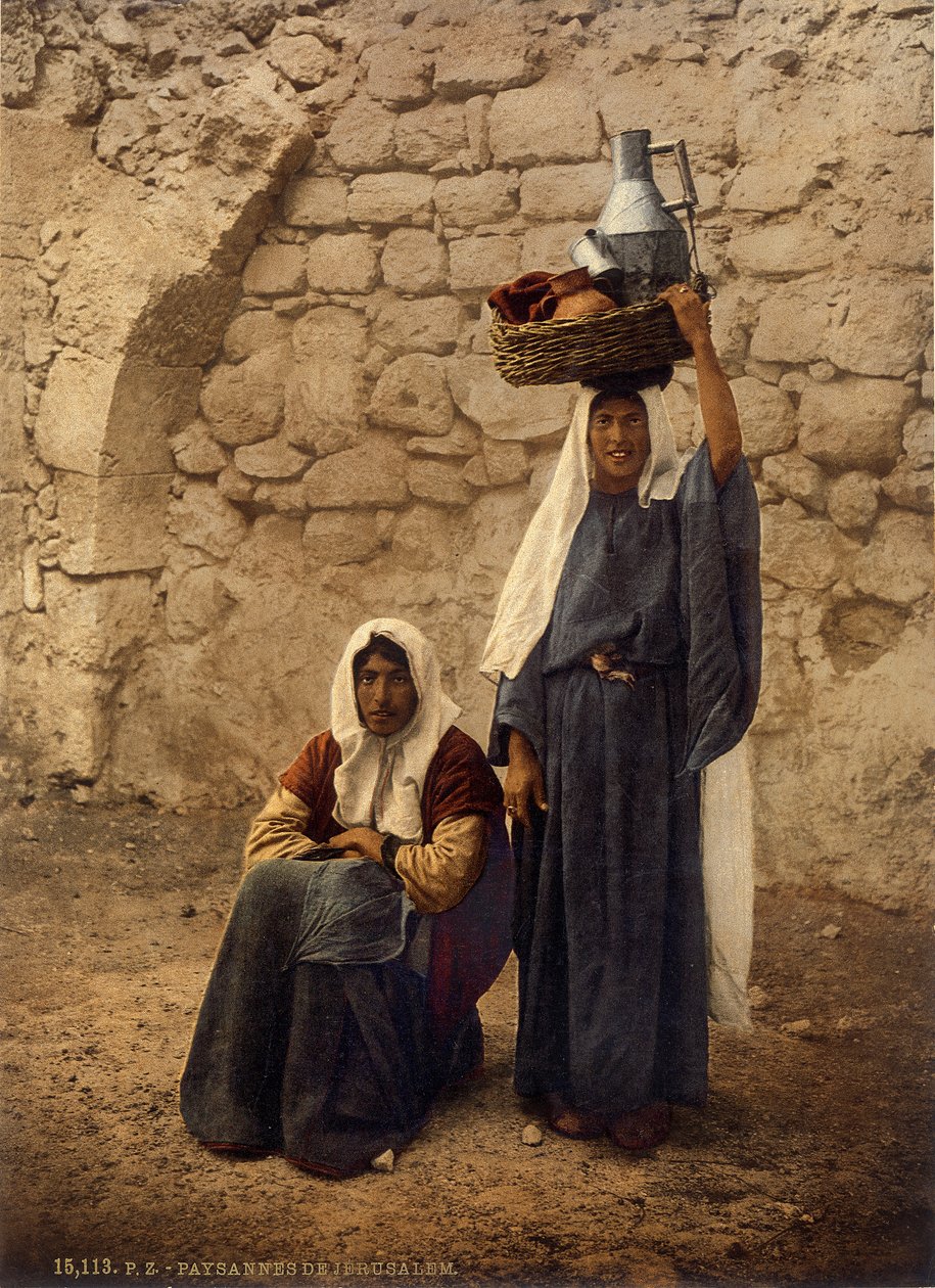 Arabinaiset kantavat maitopurkkeja, Jerusalem, n.1880-1900 (valokuvakromi). tekijältä Swiss Photographer
