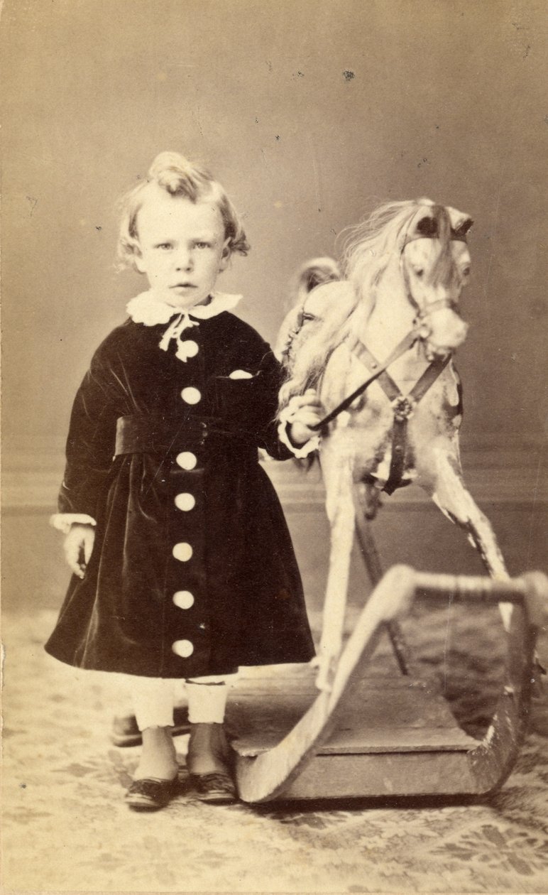 Nuori tyttö seisoo keinuhevosen vieressä, 1870-luku (albumiprintti) tekijältä T. Duryea