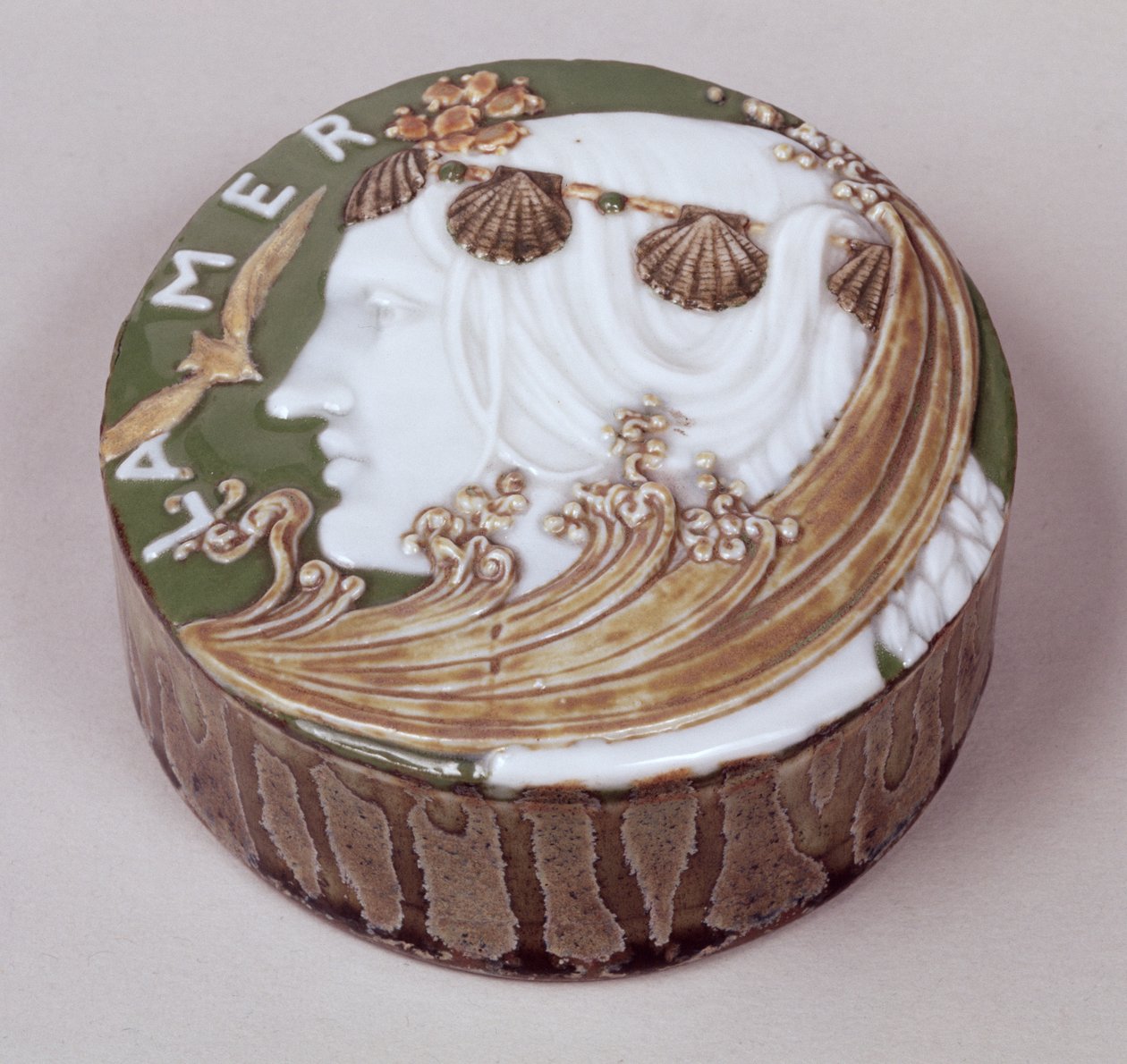Sevres-paperipaino, viiloitettu ja levitetty kohokuvio, 1900 (keraaminen) tekijältä Taxile Maximin Doat