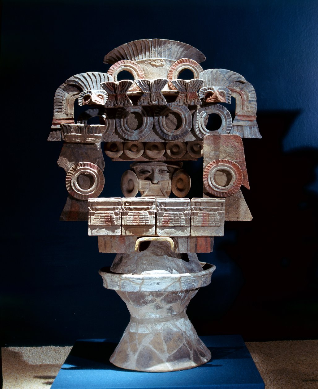 Suitsukkeen polttoastia (terrakotta) tekijältä Teotihuacan