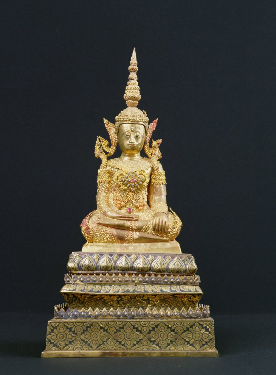 Buddha istuu meditaatiossa, Rattanakosin-kausi (1782-1910) (kulta ja jalokivet) tekijältä Thai