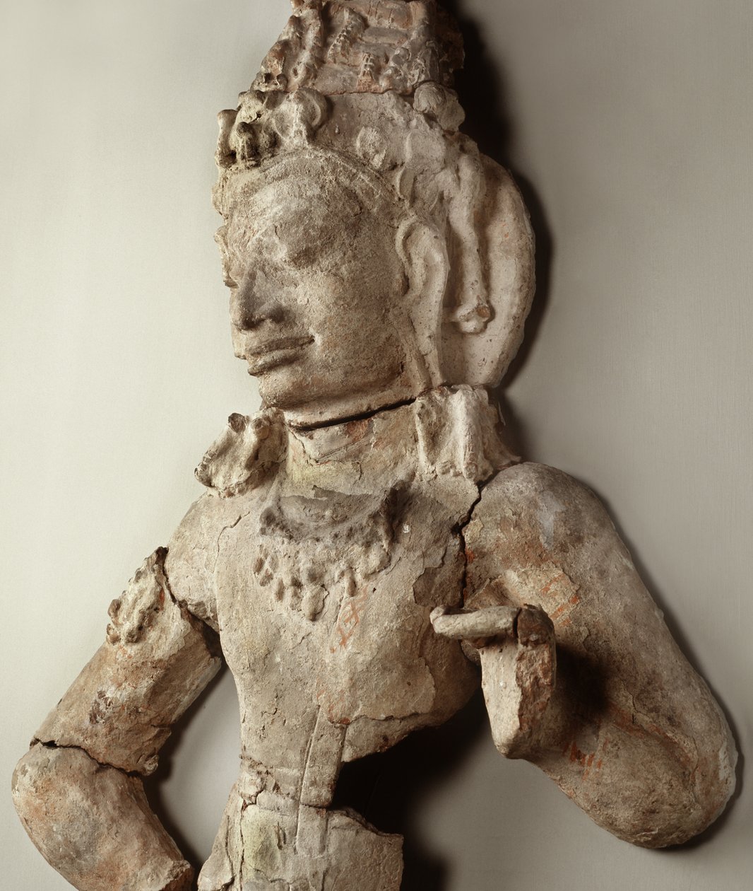 Bodhisattva Ku Buasta, Davaravati-kausi (terrakotta) tekijältä Thai School