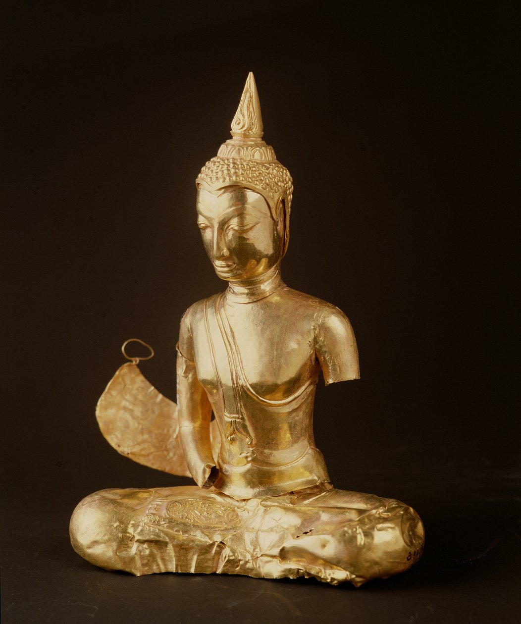 Buddha istuu meditaatiossa (kädet puuttuvat) (kulta) tekijältä Thai School