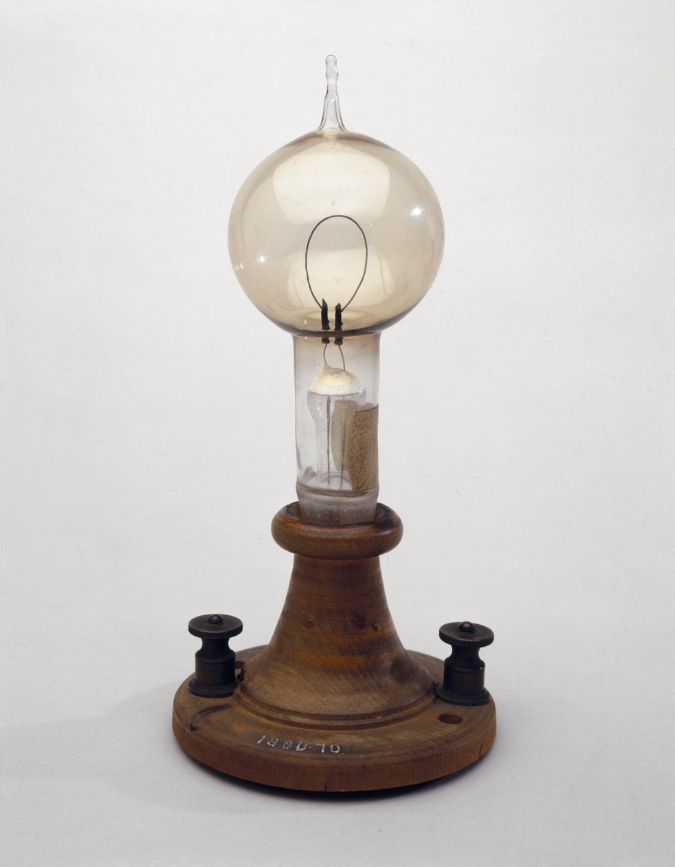 Sähköhehkulanka, 1879 (lasi ja puu) (katso myös 3197 & 259549-50) tekijältä Thomas Alva Edison