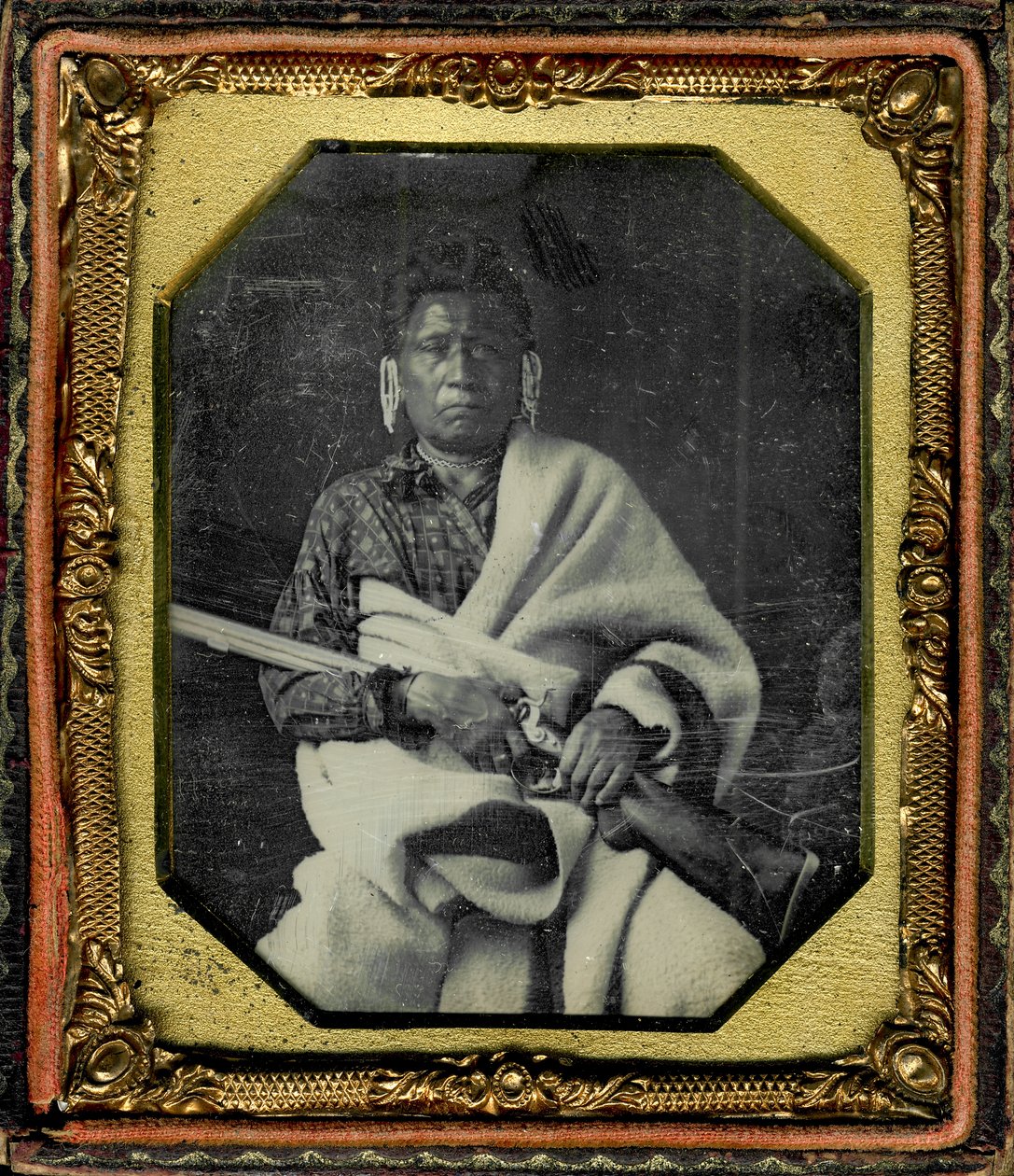 Muotokuva Nacheninga [No Heart of Fear], Iowa. Nacheninga pitää asetta käsissään ja on kääritty paksuun huopaan. tekijältä Thomas M. Easterly