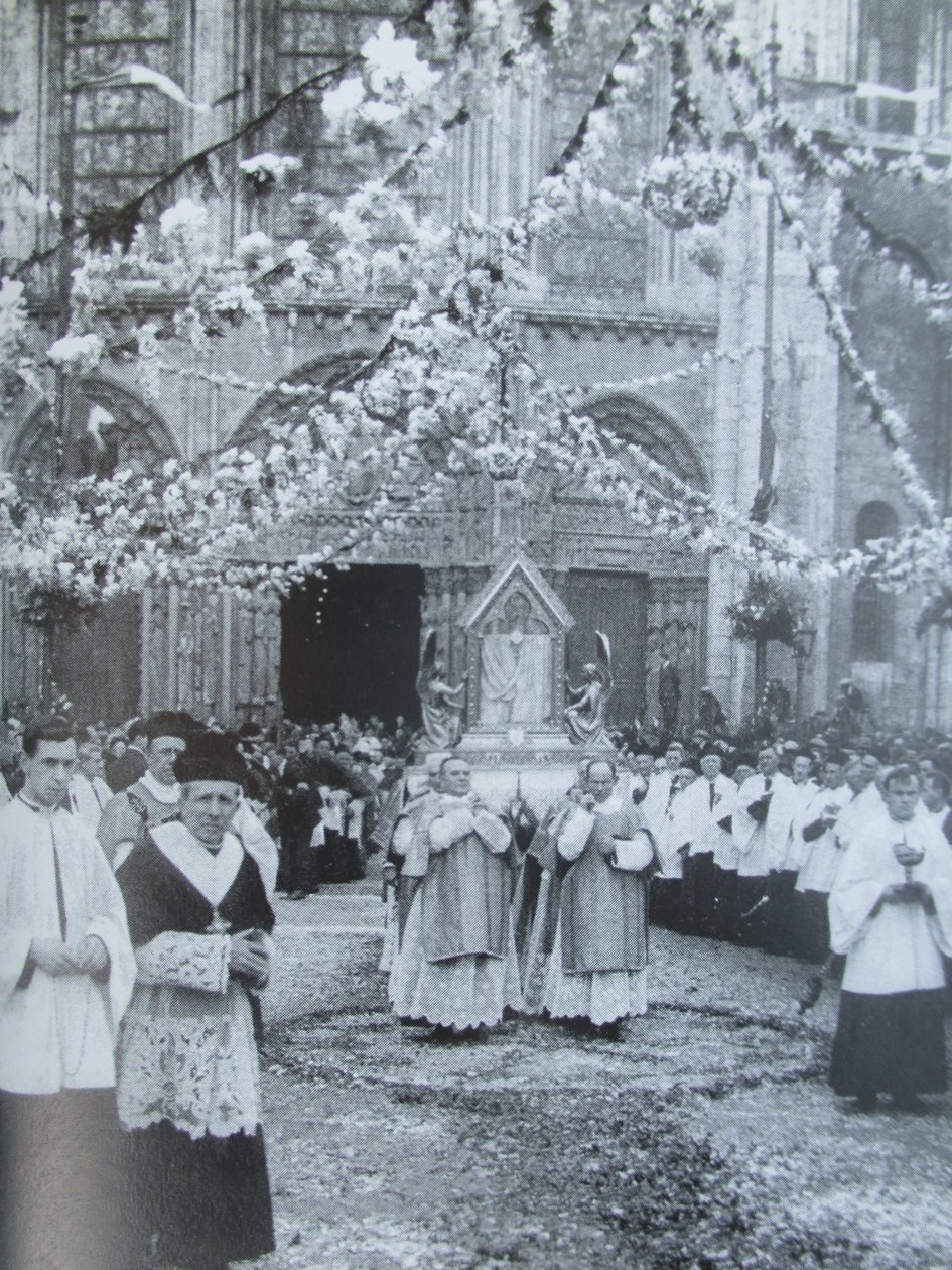 Procession du Voile de la Vierge devant le portail royal de la cathédrale Notre-Dame de Chartres.) tekijältä Thomon