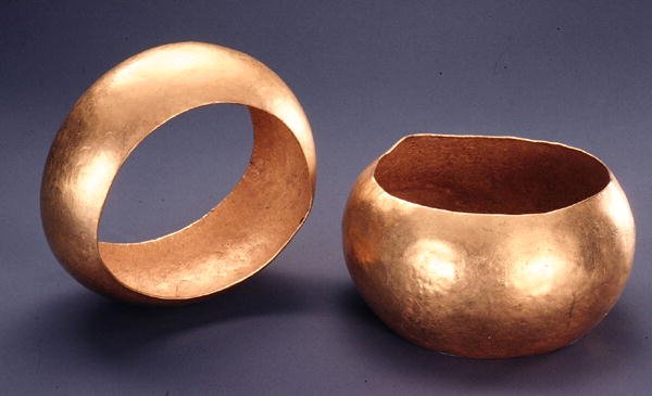 Rannekorut (kulta) tekijältä Thracian