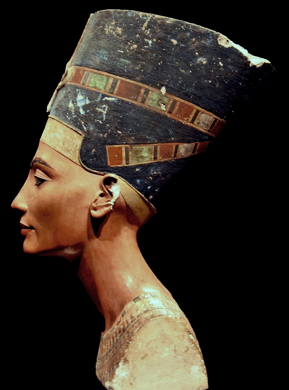 Nefertitin rintakuva_(oikealla) tekijältä Thutmose Thutmose