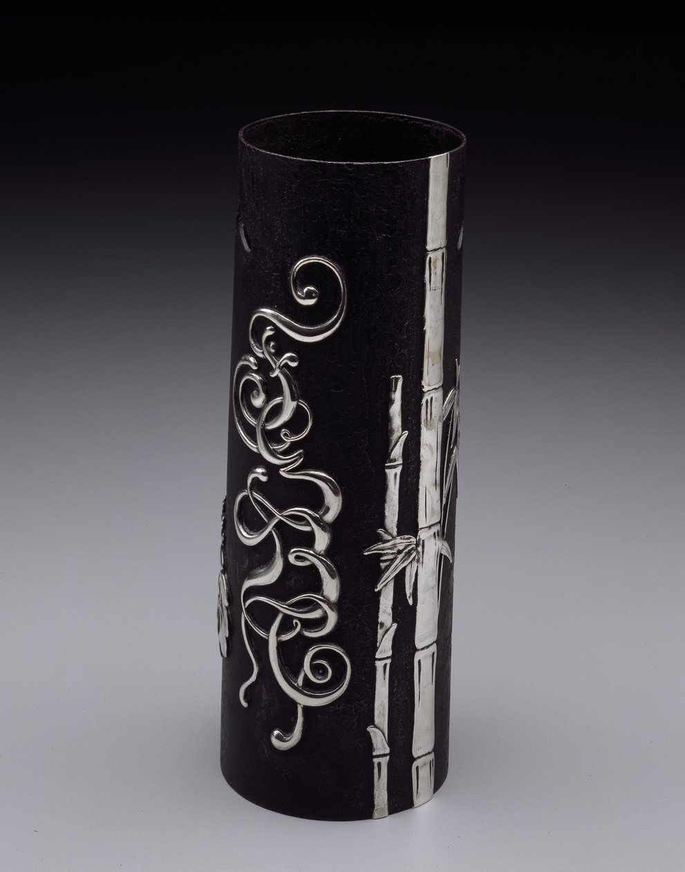 Maljakko, n. 1877-1885 (rauta ja hopea) tekijältä Tiffany and Company