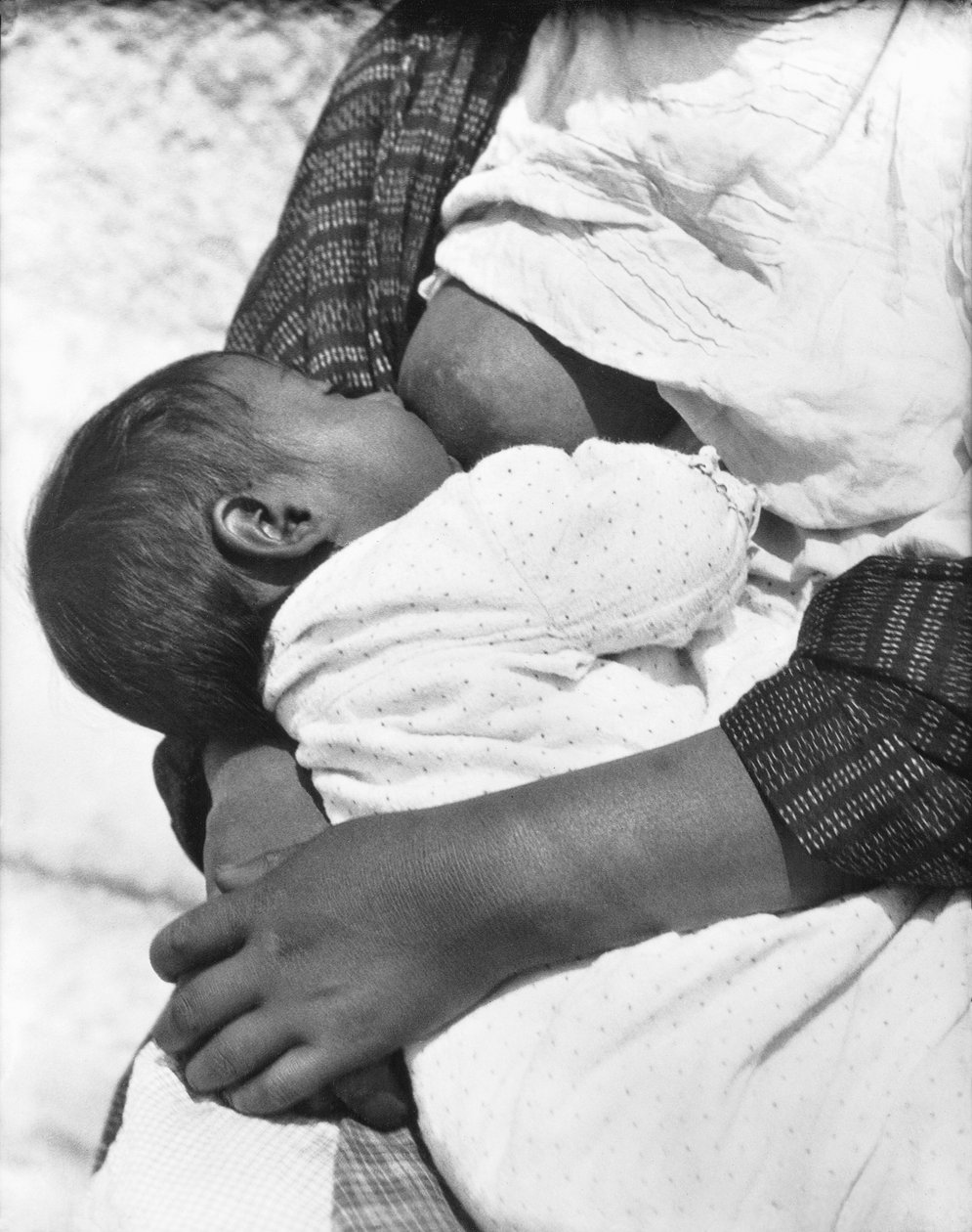 Vauvan imetys (Conchita äitinsä Luz Jimenezin kanssa), Mexico City, 1926 tekijältä Tina Modotti
