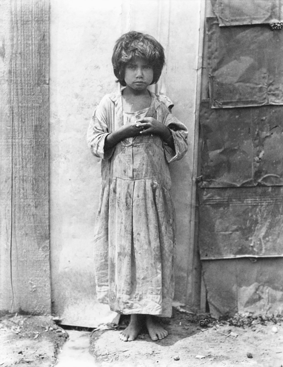 Tyttö "Colonia de Bolsassa", Mexico City, 1928 tekijältä Tina Modotti