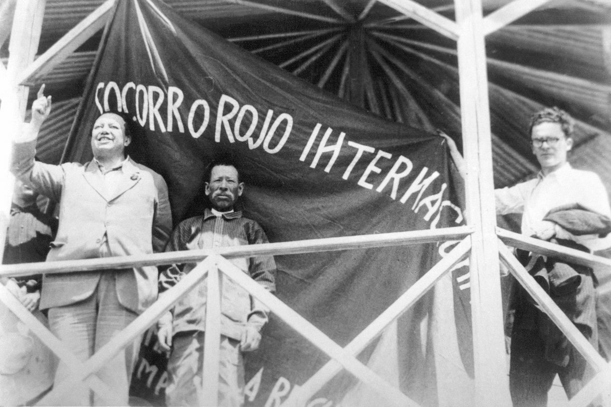 Kansainvälinen punainen apu: Diego Rivera "Socorro Rojo Internationalin" rallissa, Tizuyucassa (Hidalgo), Meksiko, 4. huhtikuuta 1929 tekijältä Tina Modotti