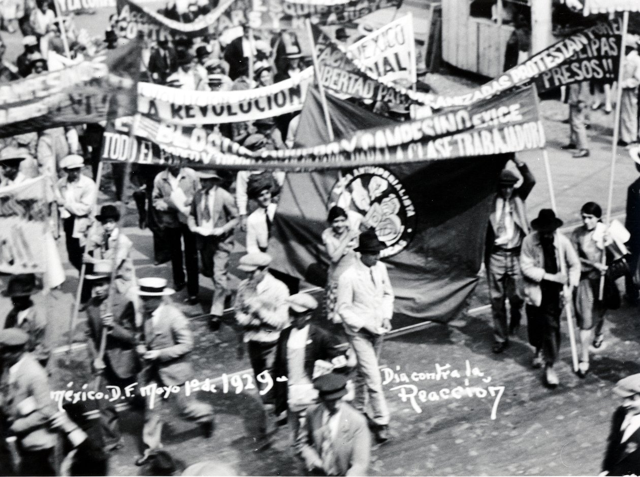 March of the Workers, Mexico City, vappu 1929 tekijältä Tina Modotti