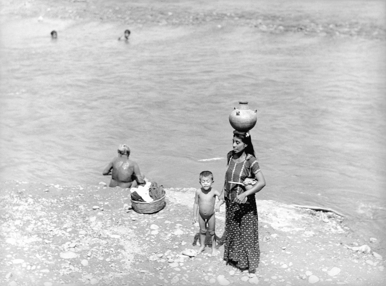 Peseytyminen joella lähellä Tehuantepecia, Meksikossa, 1929 tekijältä Tina Modotti