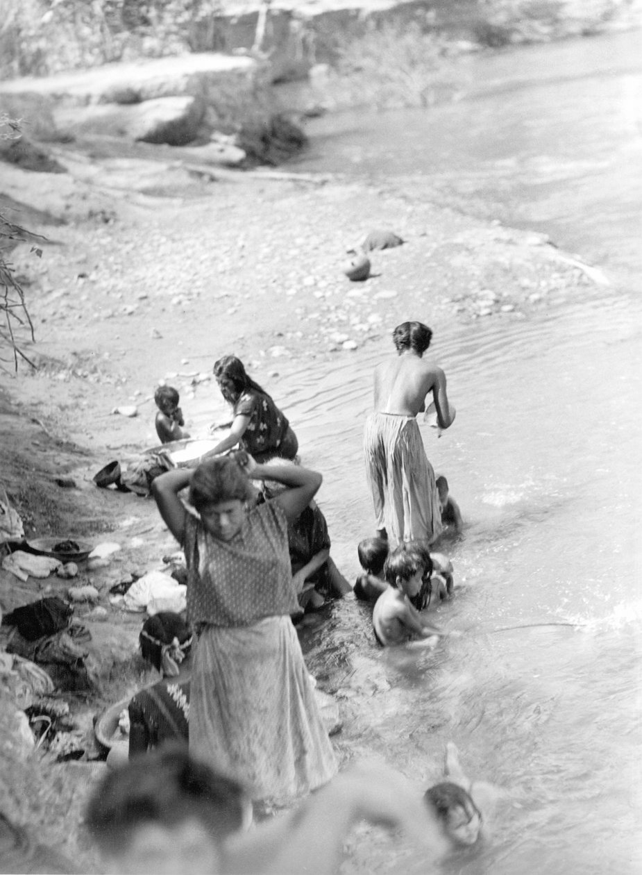 Peseytyminen joella lähellä Tehuantepecia, Meksikossa, 1929 tekijältä Tina Modotti