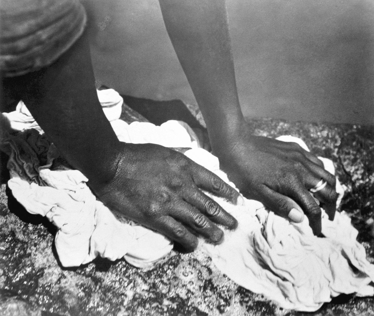 Naisen kädet, Meksiko, 1926 tekijältä Tina Modotti