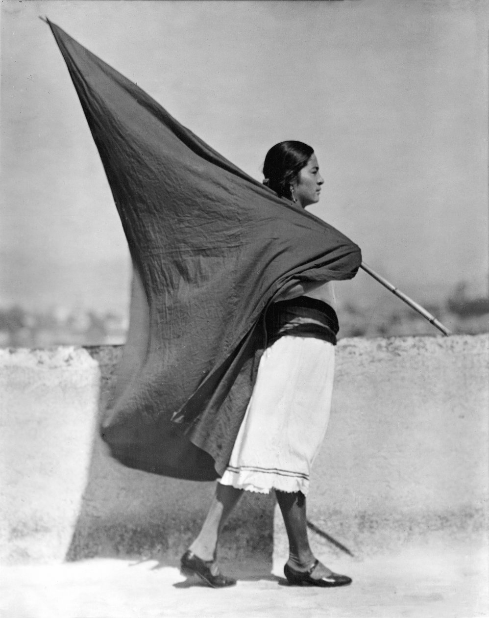 Nainen lipun kanssa, Mexico City, 1928 tekijältä Tina Modotti