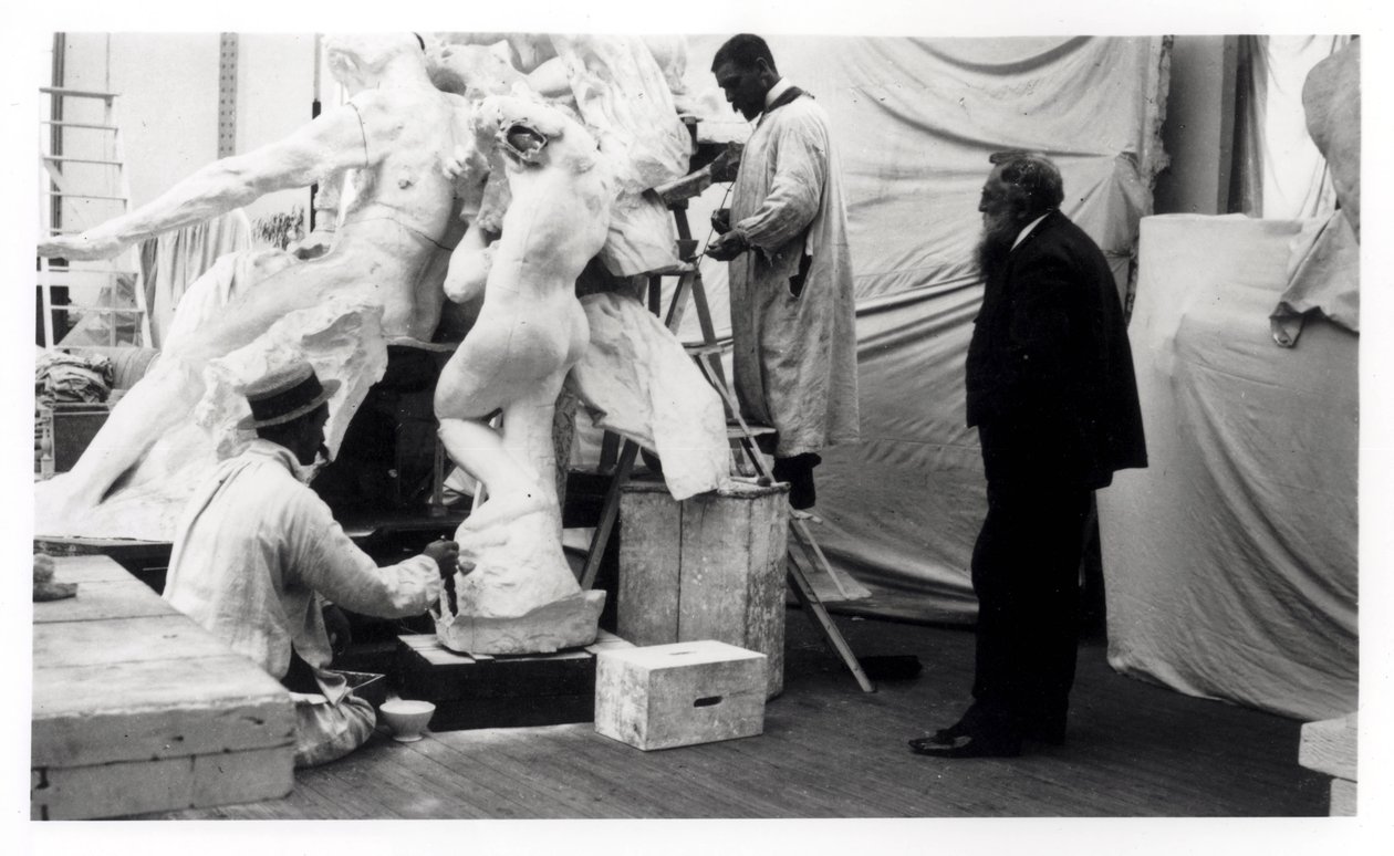 Auguste Rodin (1840-1917) Pariisin studiossaan katsomassa veistoksen rakentamista, 1905 tekijältä Unbekannt Unbekannt
