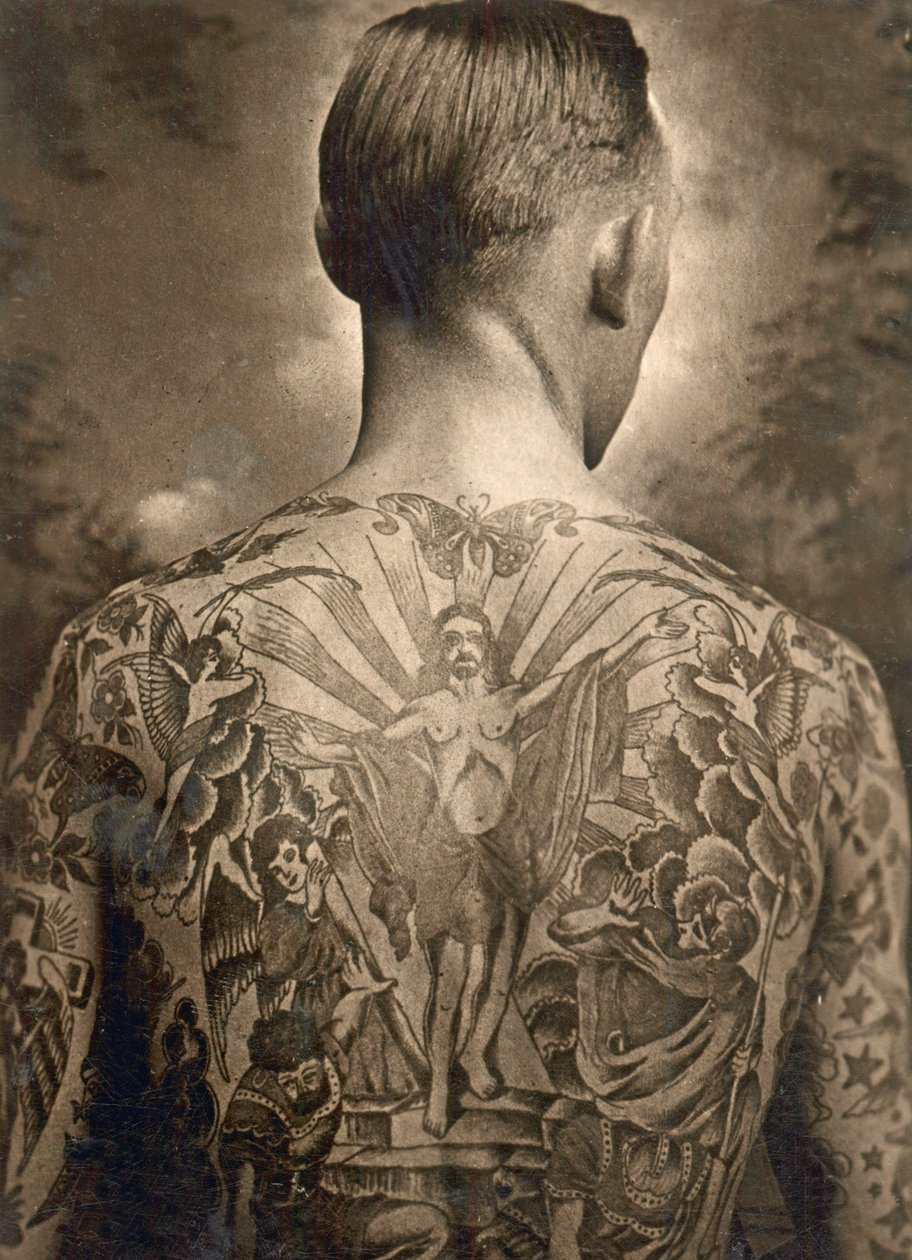 Muotokuva tatuoidusta miehestä tekijältä Unbekannt Unbekannt