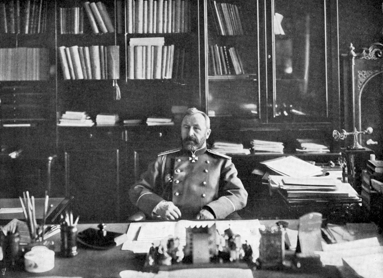 Aleksei Nikolajevitš Kuropatkin kirjastossaan, 1904-5 tekijältä Unbekannt
