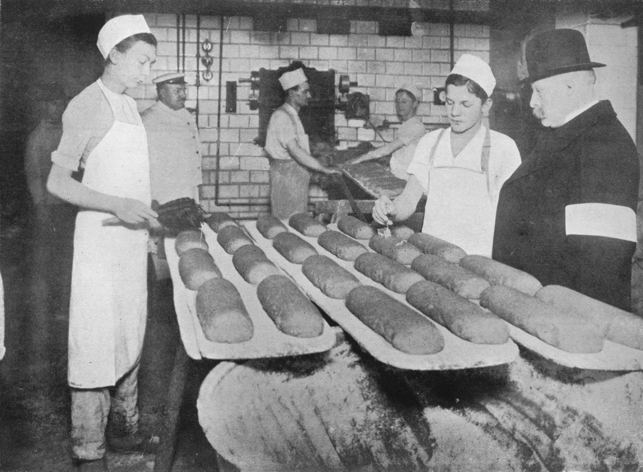 Tarkastaja vierailemassa berliiniläisessä leipomossa, 1915. tekijältä Unbekannt